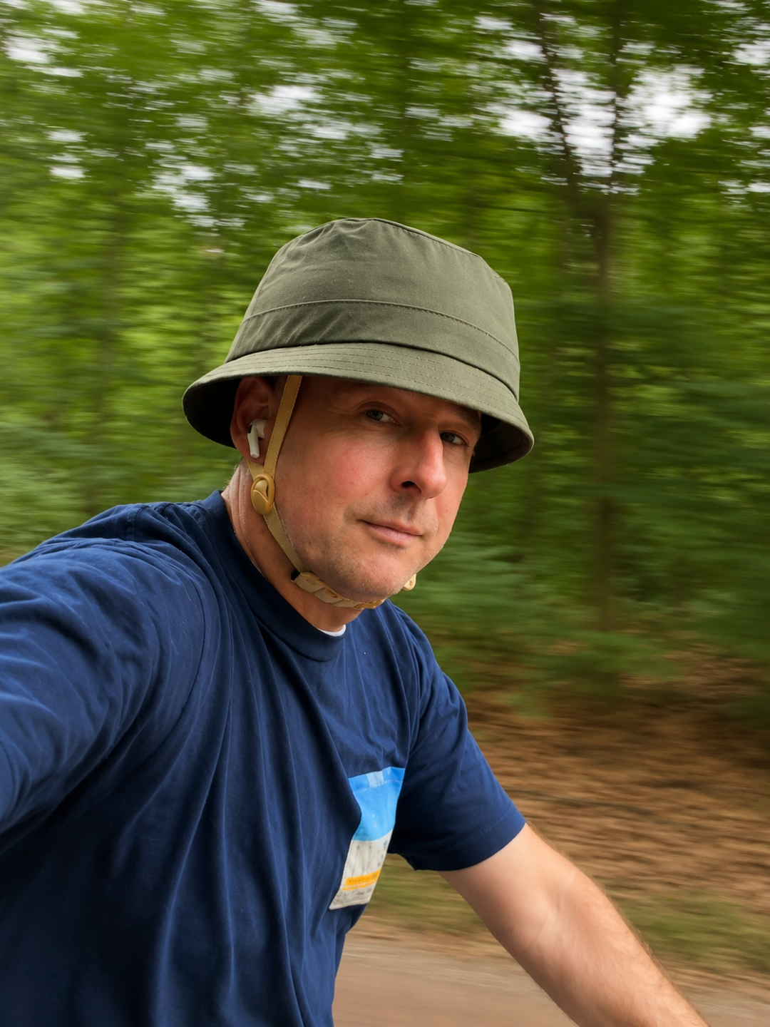 wax green, door het bos. ziet eruit als een hoedje, is een helm.
