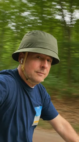 daan fietst door het bos met de undercover wax green